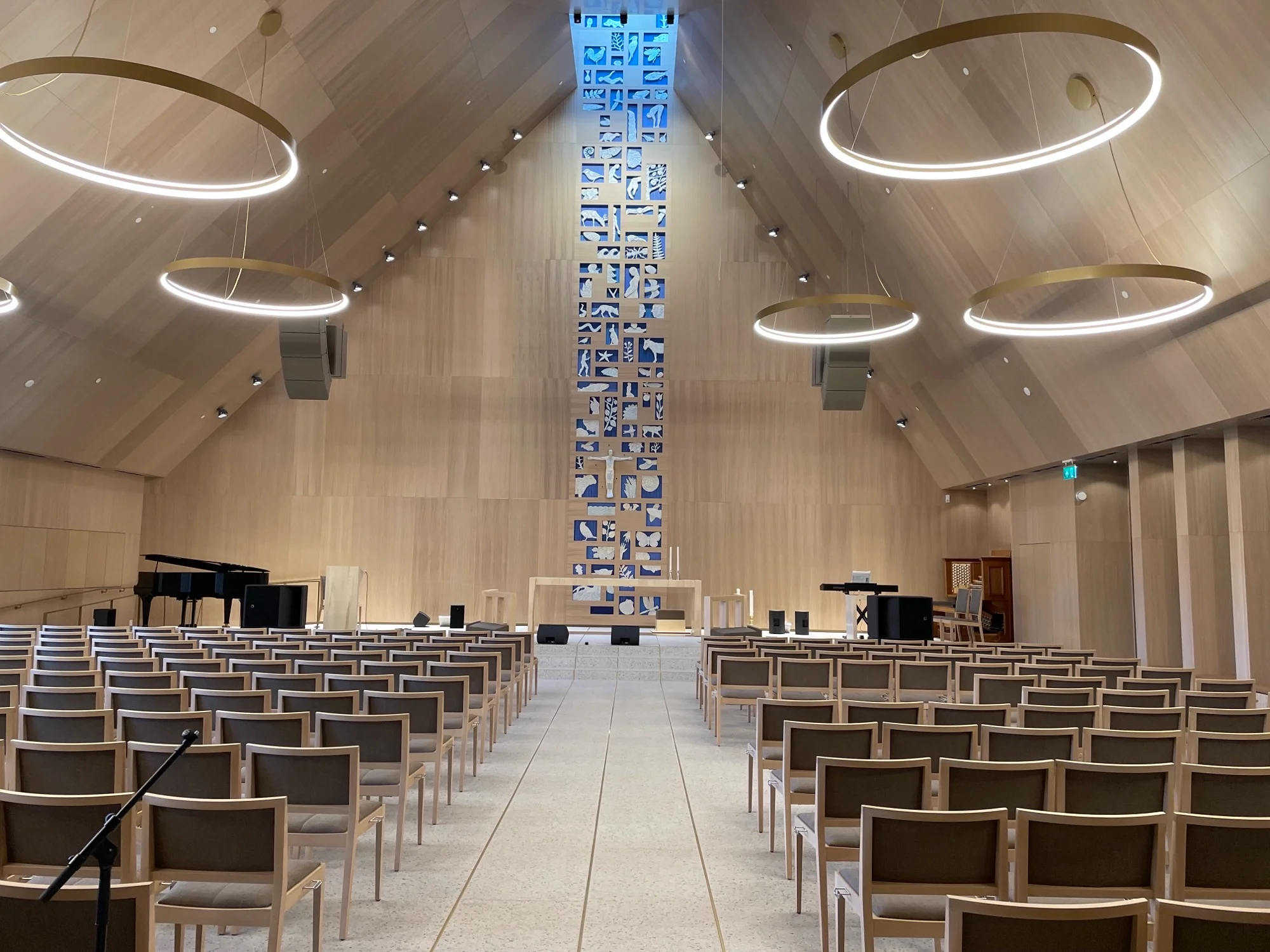 Komplett møblering til ny kirke - Bilde 1