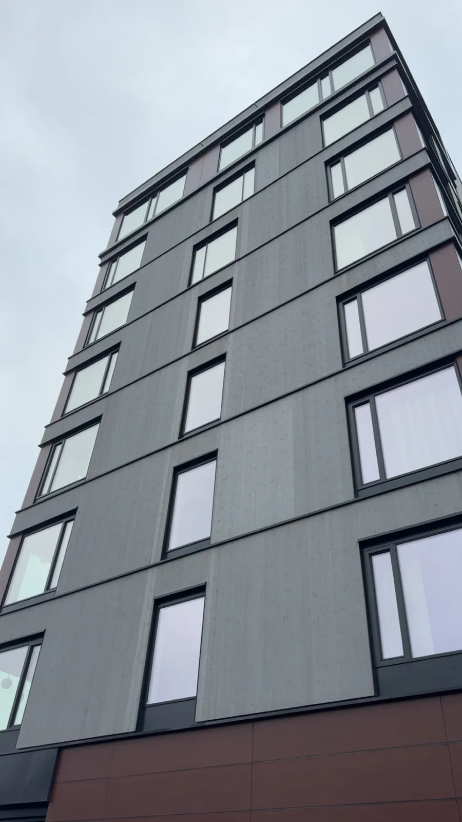 Fasaden på Comfort Hotel Grimstad sett nedenfra