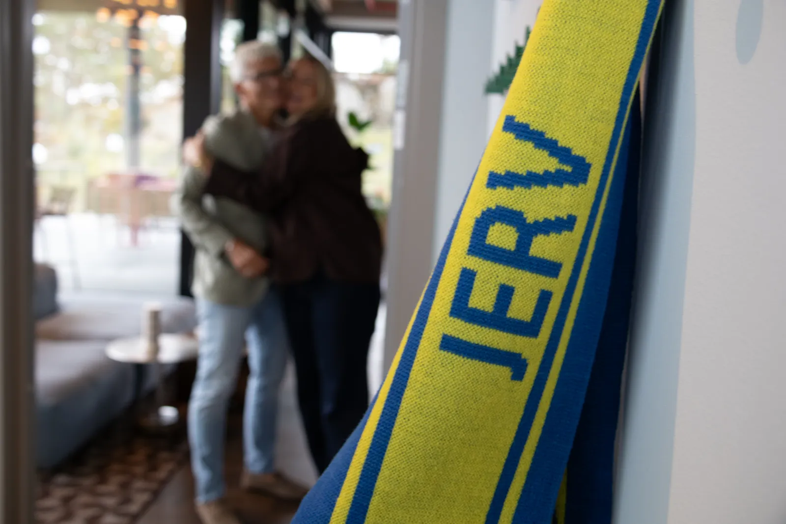 Jerv-skjerf i forgrunnen, Trine og Teo i bakgrunnen