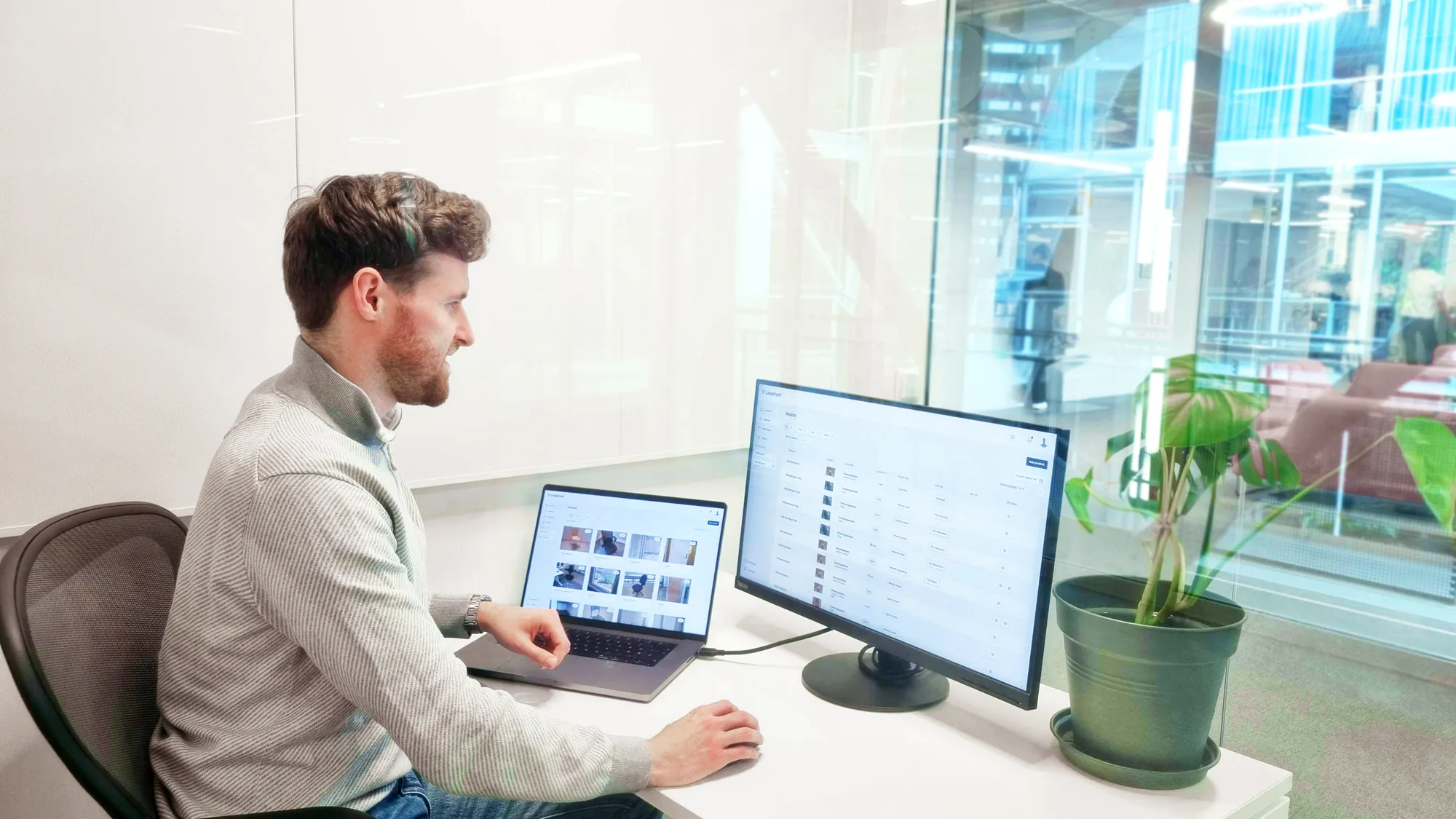 Registrerte møbler i Loopfronts digitale plattform, vist på skjerm og laptop