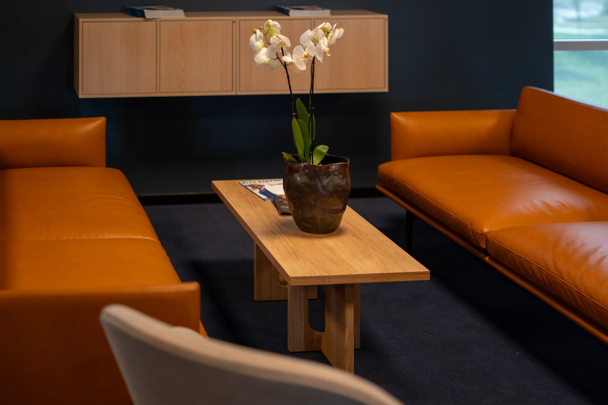 Cognac-sofaer og lavbord i Kjosavik Lounge