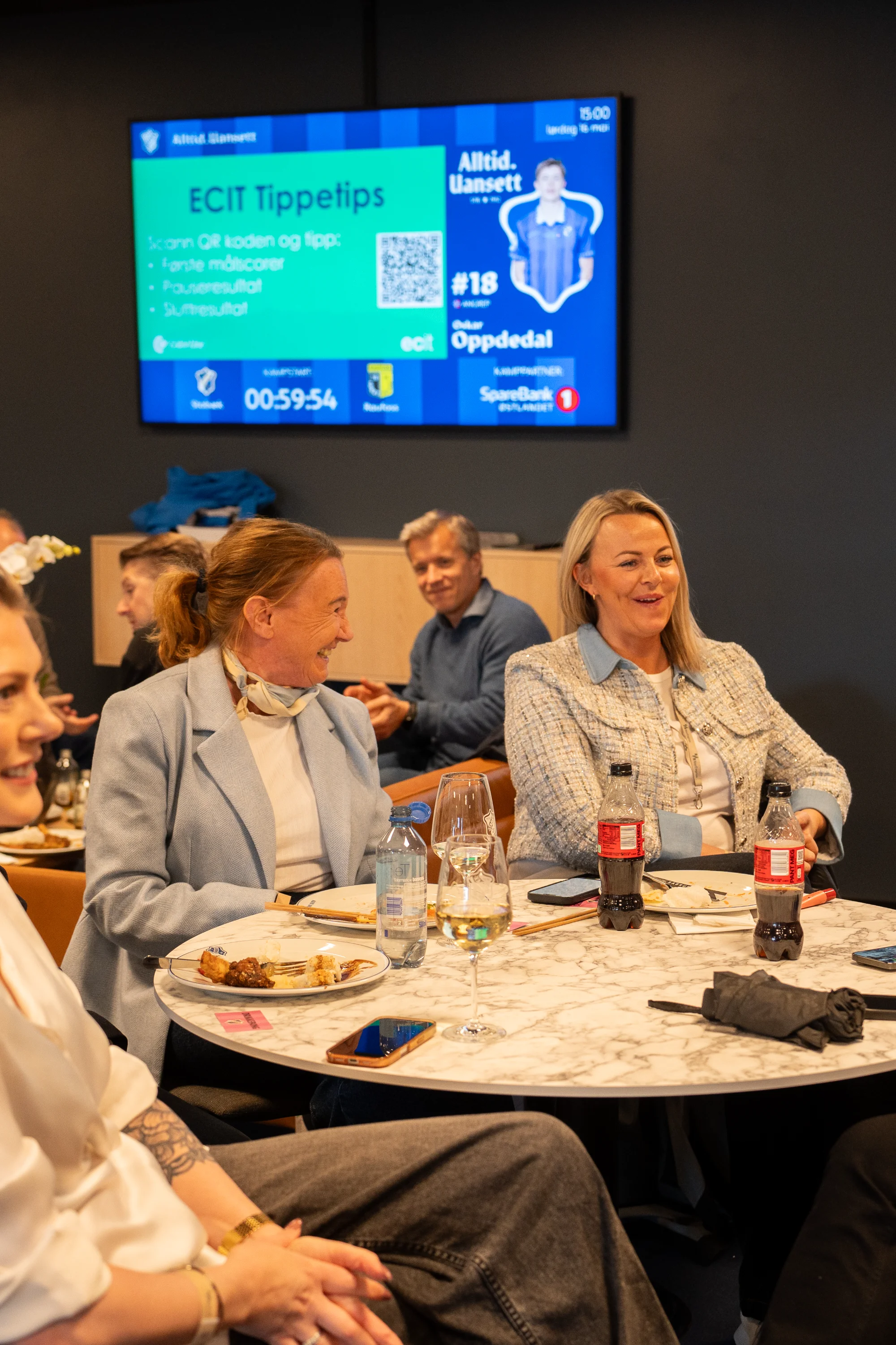 Gjester ved bordet – «Alltid. Uansett» på skjerm