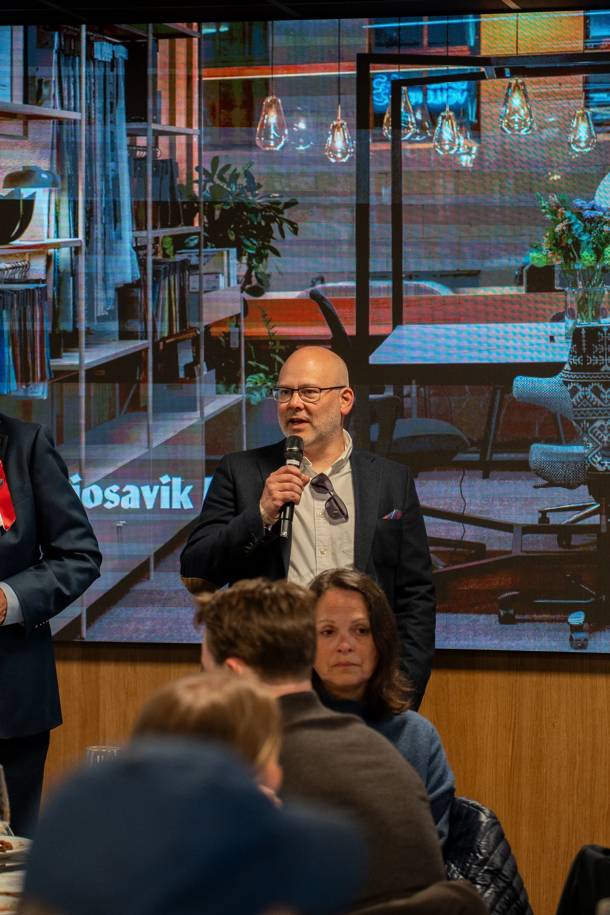 Talene var mange under åpningen. Her presenterer salgssjef Sveinung Hedding-Valvik møbelprosjektet på storskjerm.