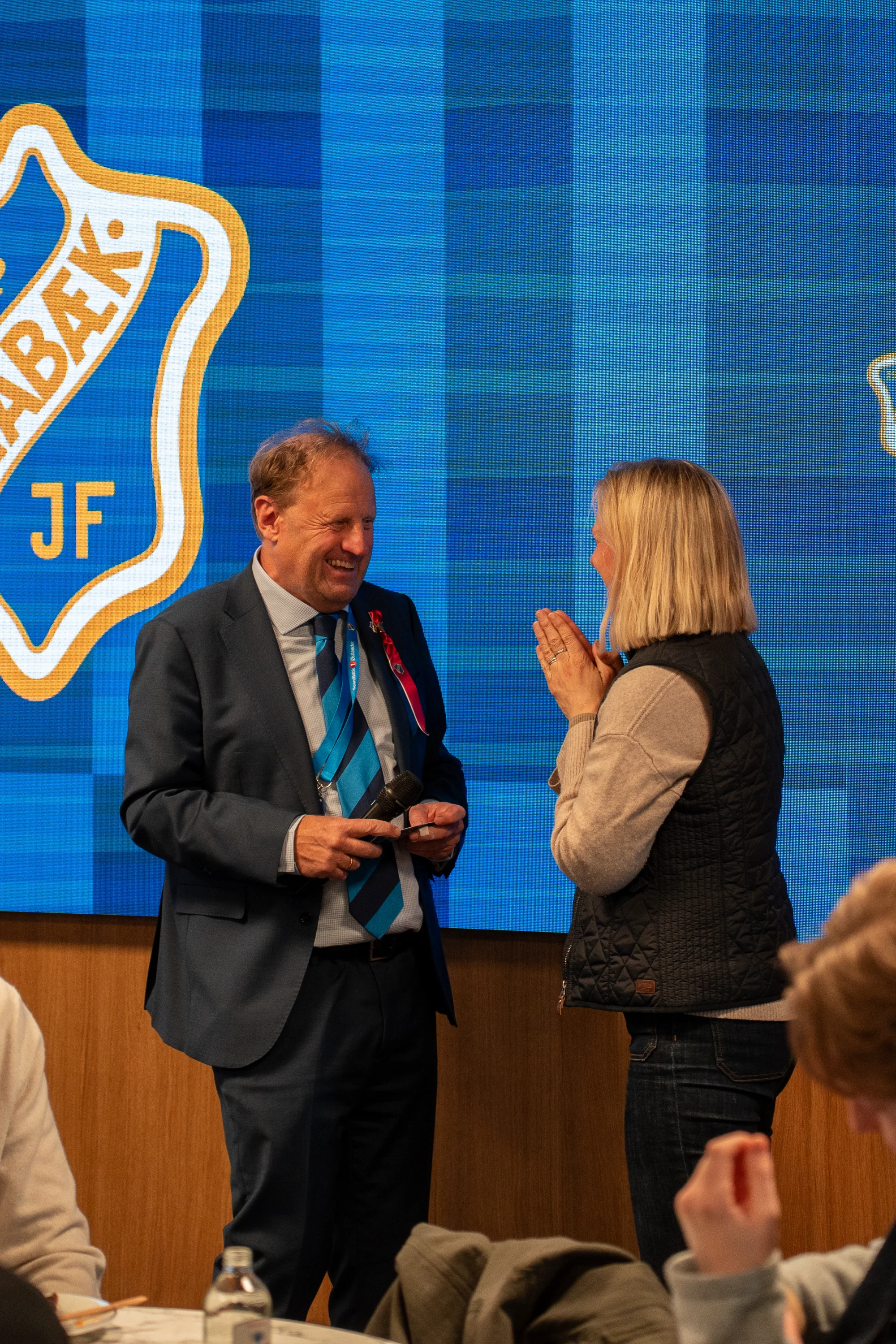 Samtale foran Stabæk-skjoldet