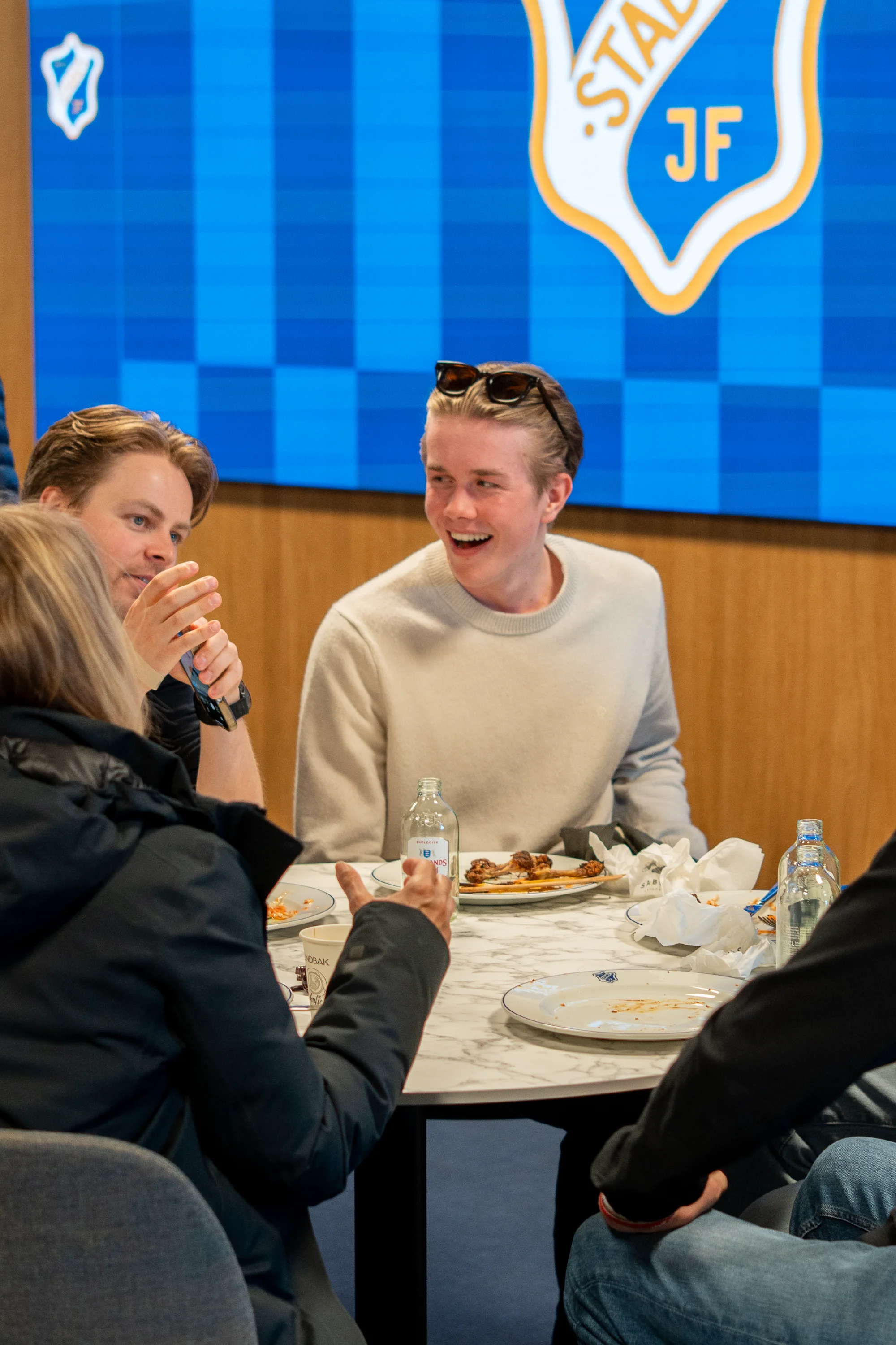 Latter ved middagsbordet