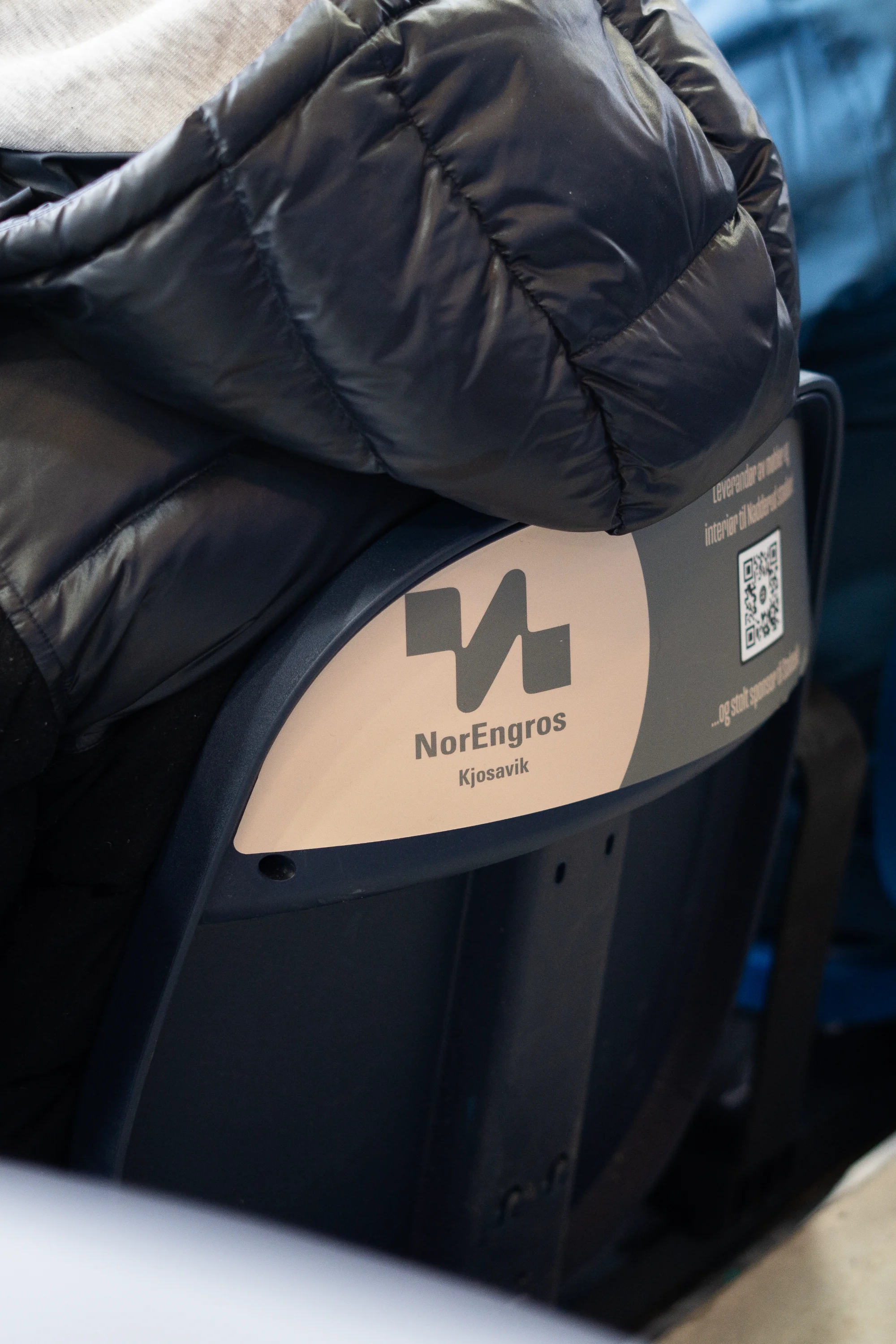 Norengros Kjosavik-logo på seteryggen på tribunen