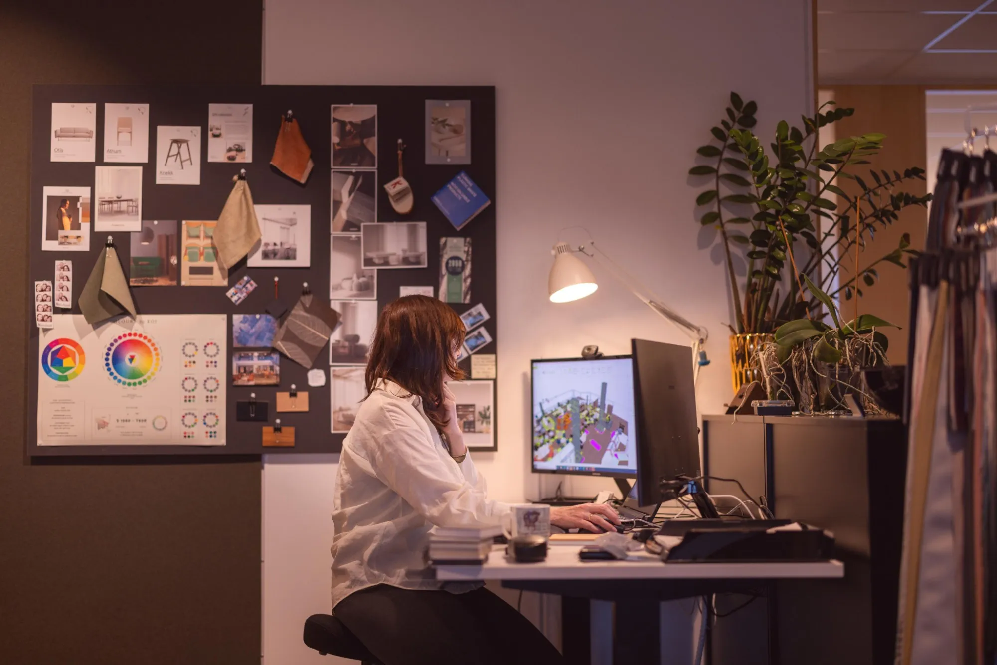 Interiørdesigner planlegger et kontorprosjekt